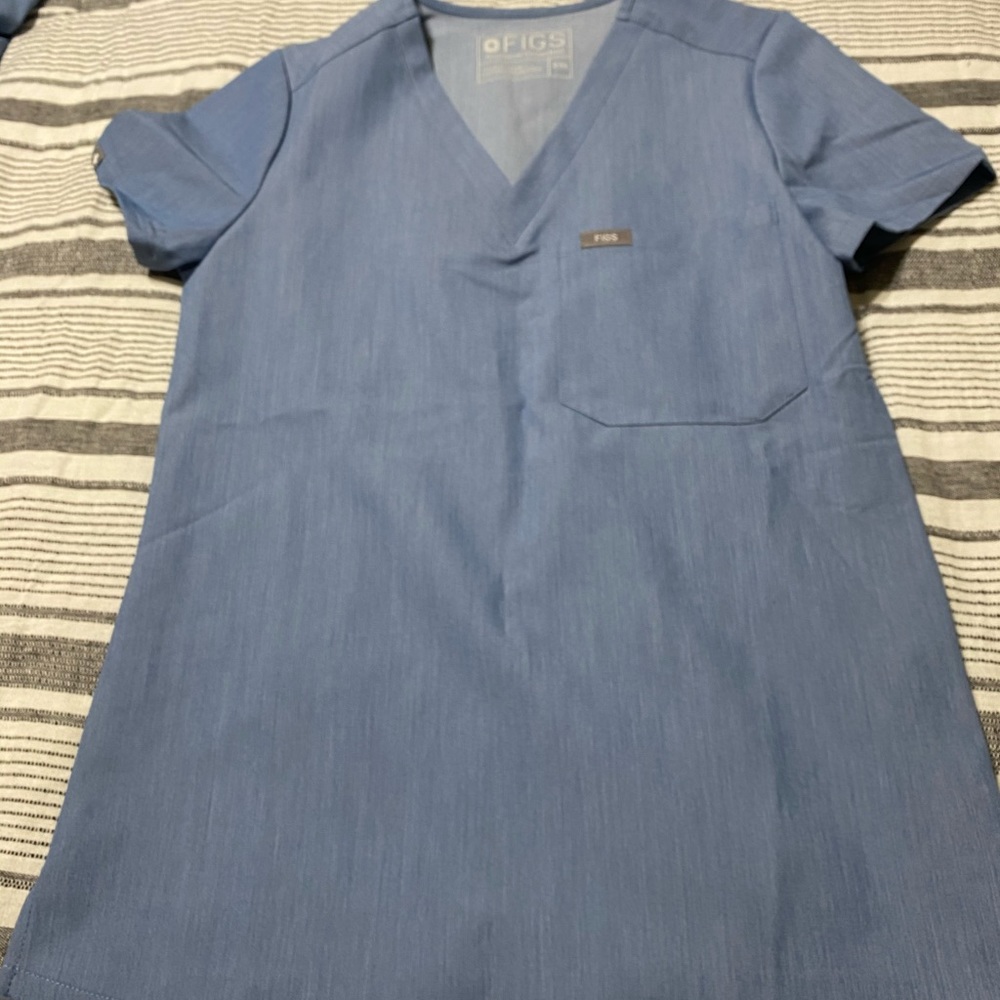 Figs scrub top